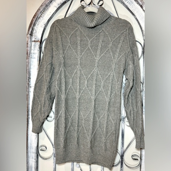 Adorable Hollister Turtle Neck Cable Knit Sweater Mini Dress - Picture 2 of 11